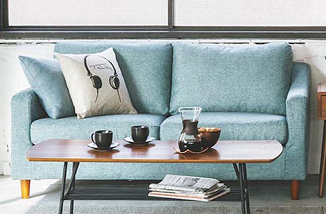 シンプルな空間にブルーのソファーが映える北欧風コーディネート 